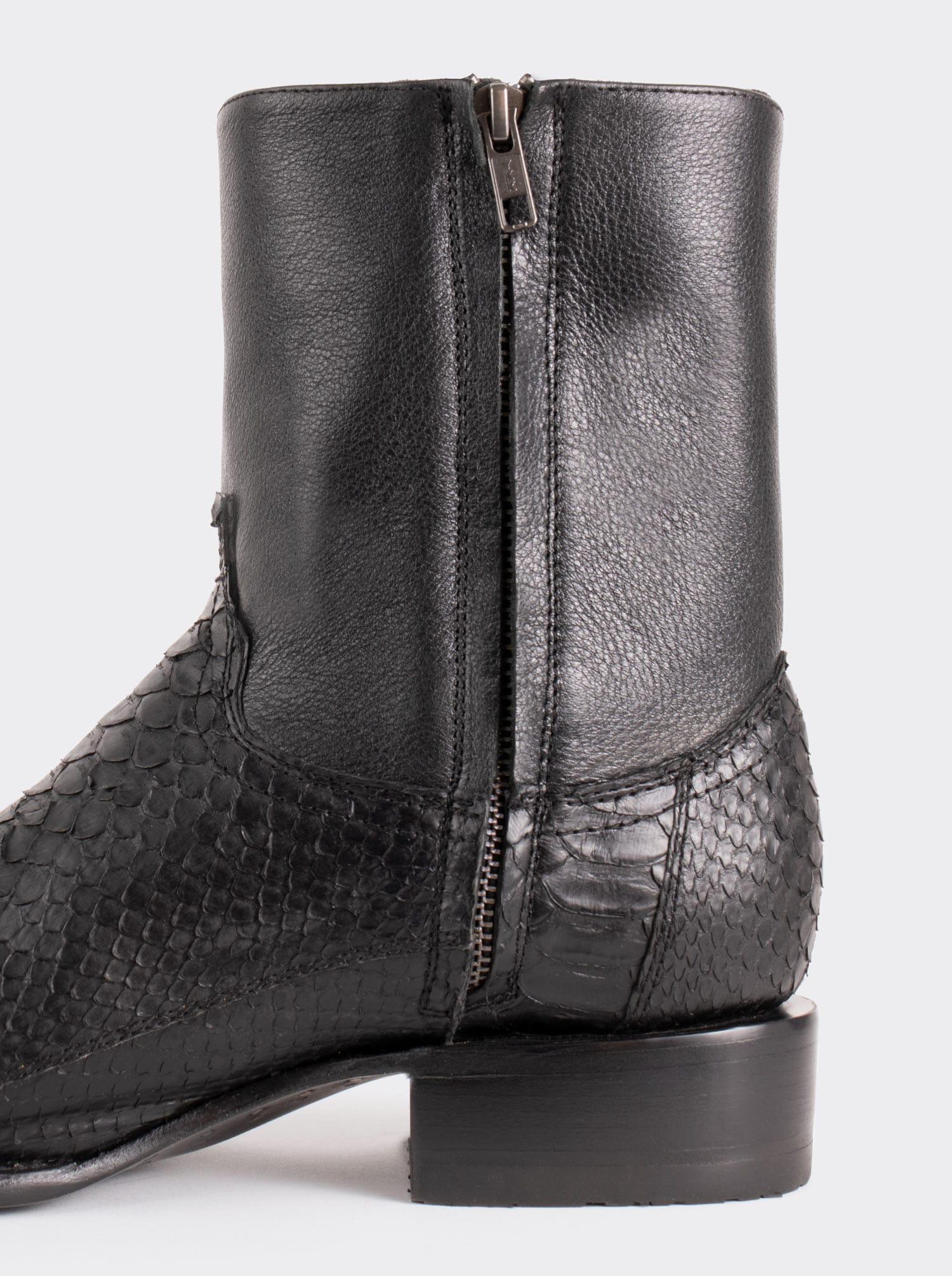 Botín Vaquero con Cierre en Piel Genuina de Pitón Color Negro Estilo 11200