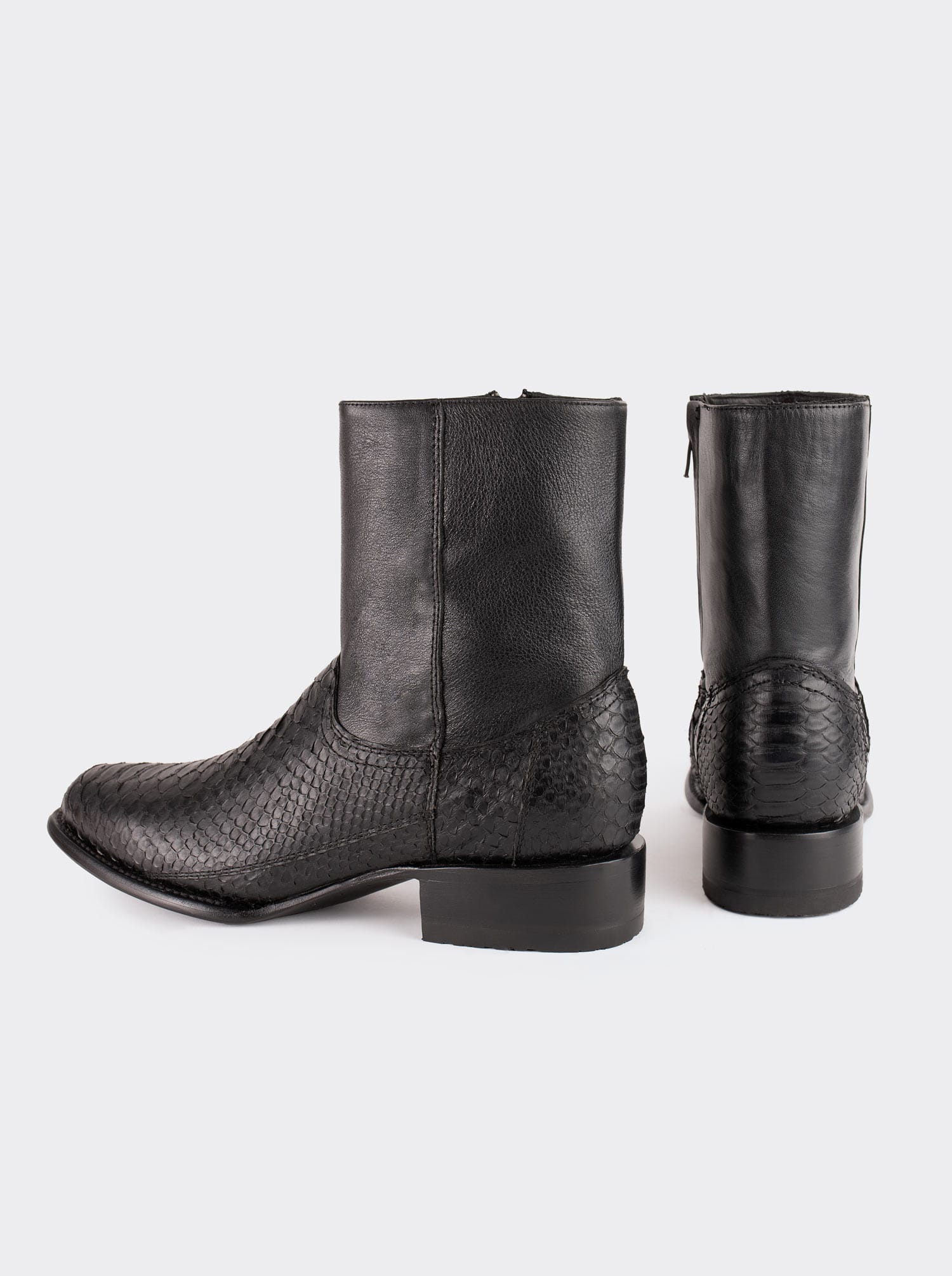 Botín Vaquero con Cierre en Piel Genuina de Pitón Color Negro Estilo 11200