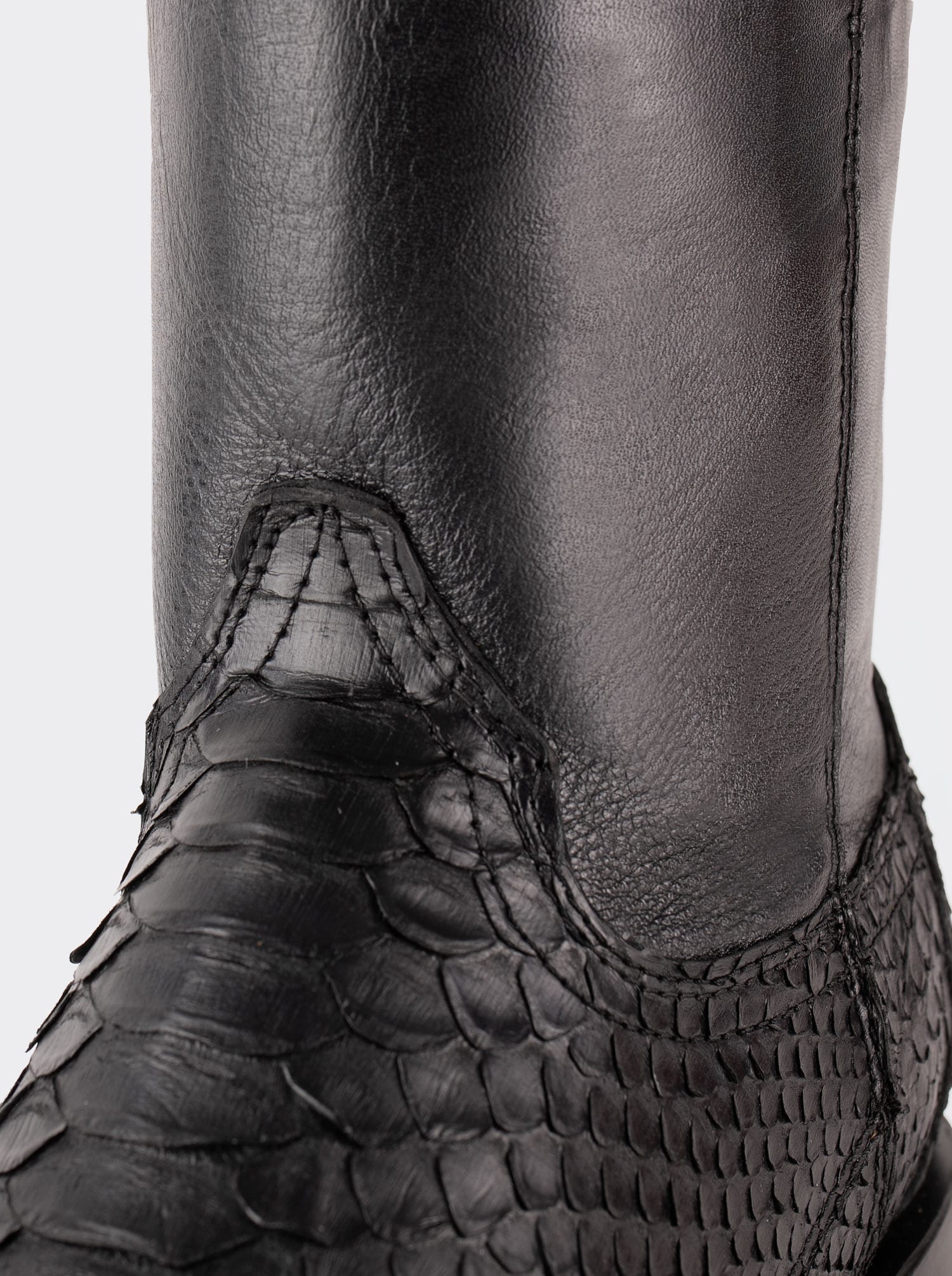 Botín Vaquero con Cierre en Piel Genuina de Pitón Color Negro Estilo 11200