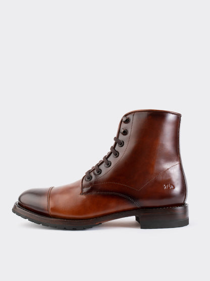 Botín Cap Toe con Suela Doble Vida Track Corzo Miel Estilo 6304