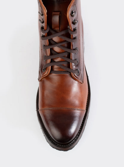 Botín Cap Toe con Suela Doble Vida Track Corzo Miel Estilo 6304